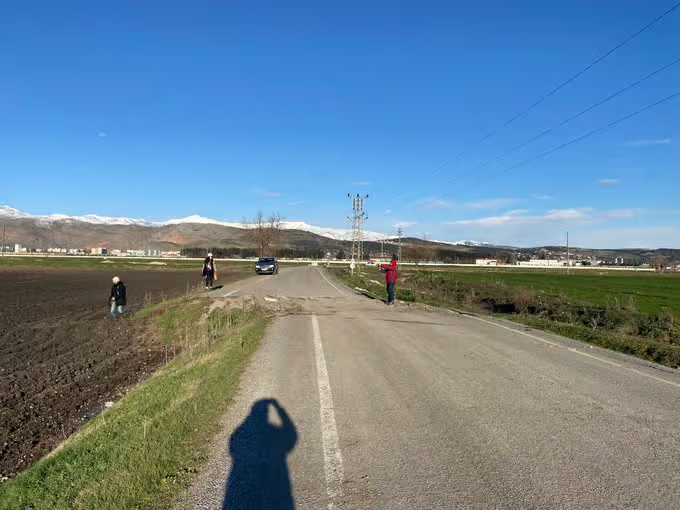 Photo de la rupture de surface liée au séisme du 6 février 2023 (Mw 7,8).
La route se retrouve ici cisaillée et décalée d'environ 3 m